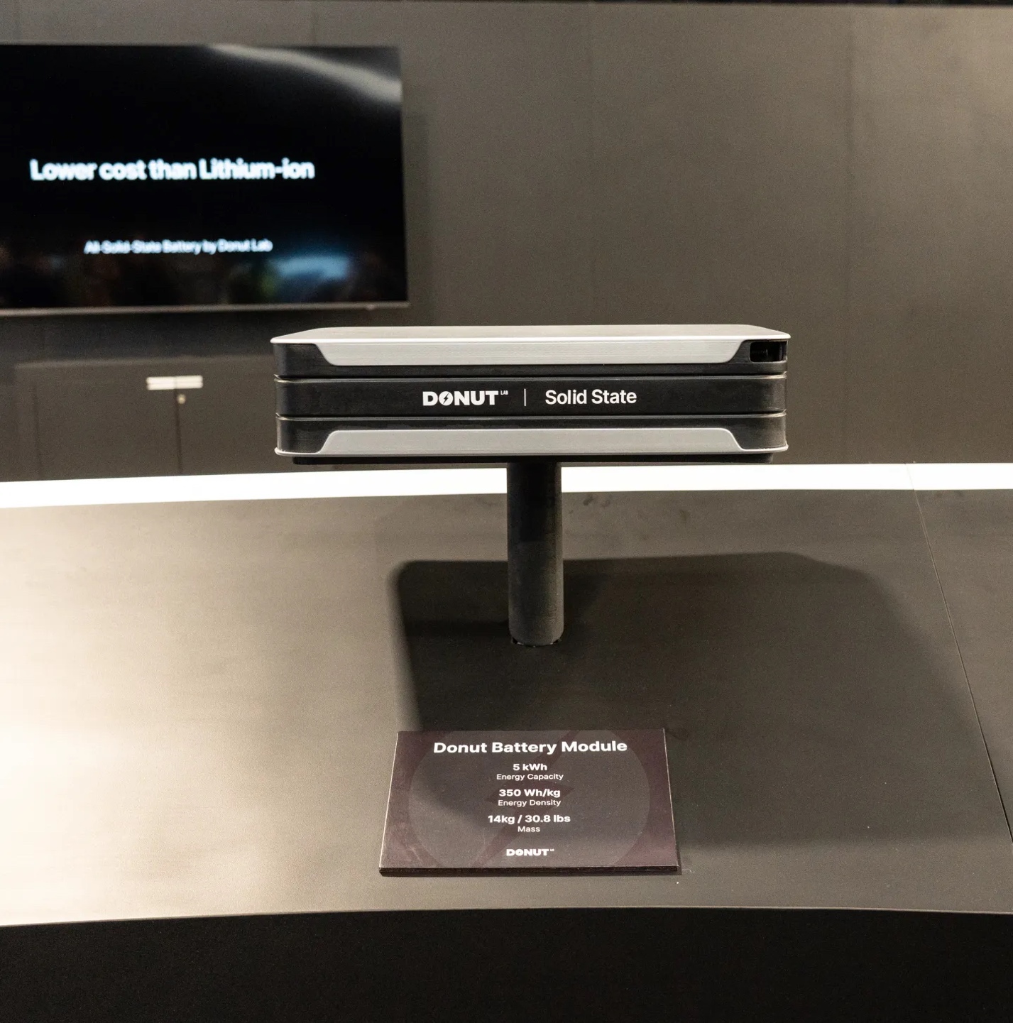 A donut battery module on a table

AI-generated content may be incorrect.