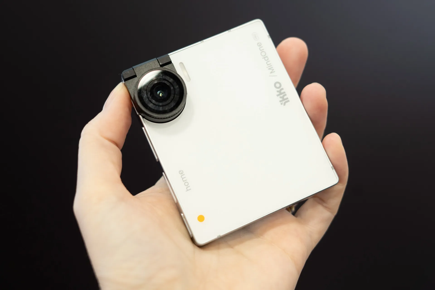 A hand holding a camera

AI-generated content may be incorrect.